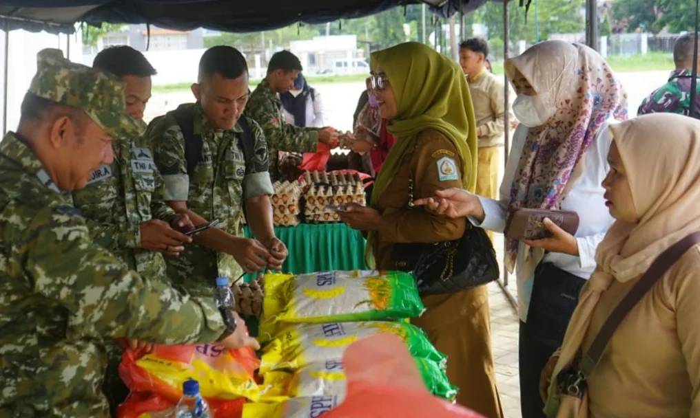 SAMBUAT HUT KE-81 TNI, KODAM IM GELAR PASAR MURAH SERENTAK DI SELURUH ACEH, BERAS 10 KG CUMA RP105 RIBU