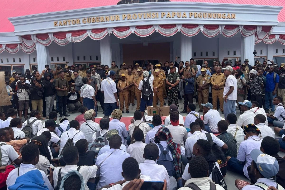 DEMO TOLAK MBG DIGELAR DI NABIRE, SPWP SAMPAIKAN 8 TUNTUTAN KEPADA PEMPROV PAPUA TENGAH