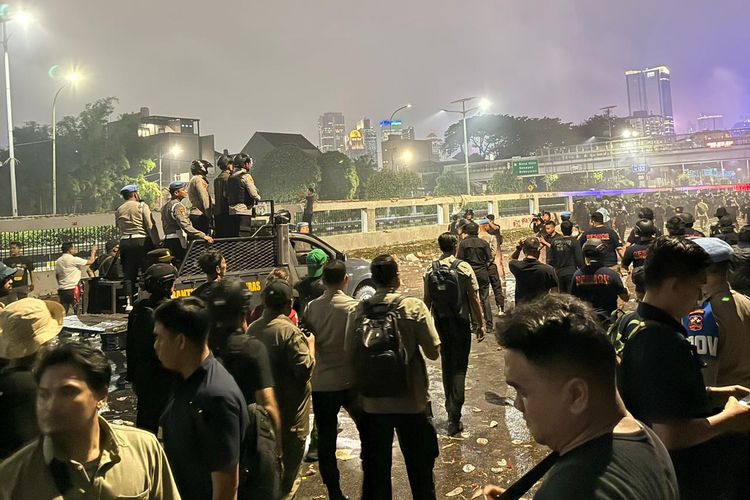 DEMO RUU PERAMPASAN ASET DI UNM RICUH, WARGA BENTROK DENGAN MAHASISWA
