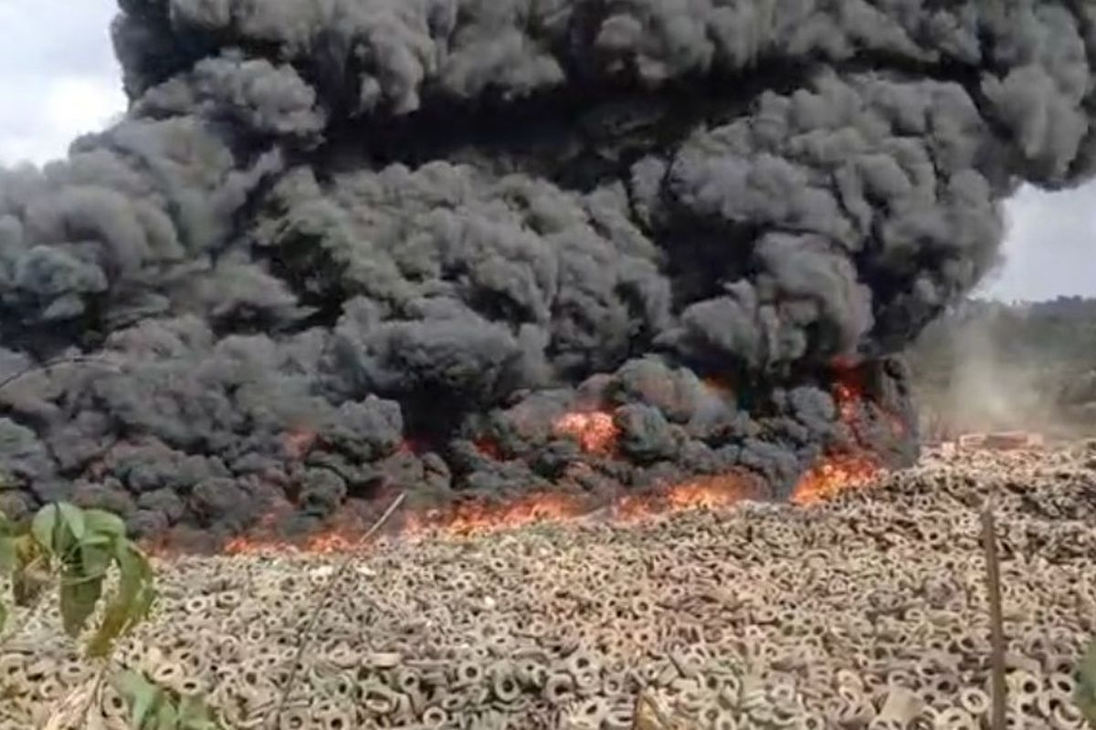 DIDUGA DI BAKAR, PENAMPUNGAN RIBUAN BAN BEKAS TERBAKAR HEBAT DI HALMAHERA TENGAH