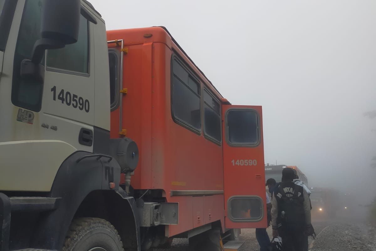 KONVOI PEKERJA KARYAWAN PT. FREEPORT DITEMBAKI DI MILE 60 MIMIKA, TIGA KENDARAAN KENA PELURU