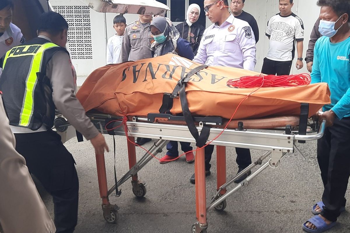 TERJATUH KE SUNGAI DARI KAPAL TONGKANG SAAT MENGAWAL, POLISI DITEMUKAN TAK BERNYAWA