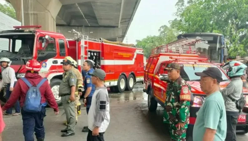 KECELAKAAN BERUNTUN DI JALAN RAYA BEKASI JAKTIM LIBATKAN DAMKAR TRANSJAKARTA DAN AMBULANS 3 ORANG LUKA