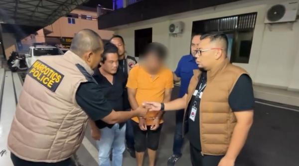 RICUH, PENGEDAR SABU BERKEDOK WARUNG NASI GORENG DI MEDAN DITANGKAP, KELUARGA HADANG POLISI