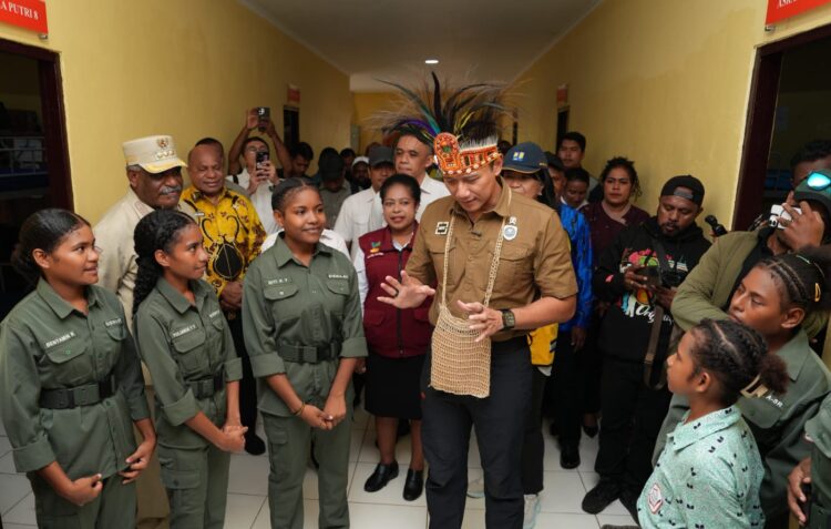ALOKASIKAN ANGGARAN RP1 TRILIUN, MENKO AHY TINJAU PROYEK SEKOLAH RAKYAT TERINTEGRASI DI PROVINSI PAPUA