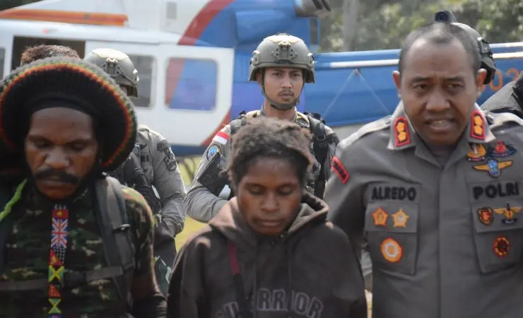 BERHASIL LOLOS DARI PENYANDERAAN KKB JILA, TIM GABUNGAN EVAKUASI SATU KORBAN PEREMPUAN KE TIMIKA