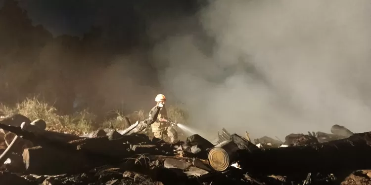 KEBAKARAN LAHAN KOSONG DI PUNCAK PUNCLUT BANDUNG