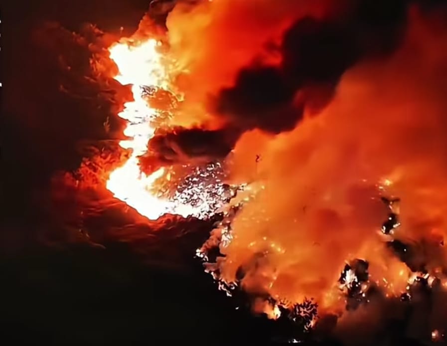 KEBAKARAN LAHAN DI CIBUNGBULANG MEREMBET KE TPA GALUGA