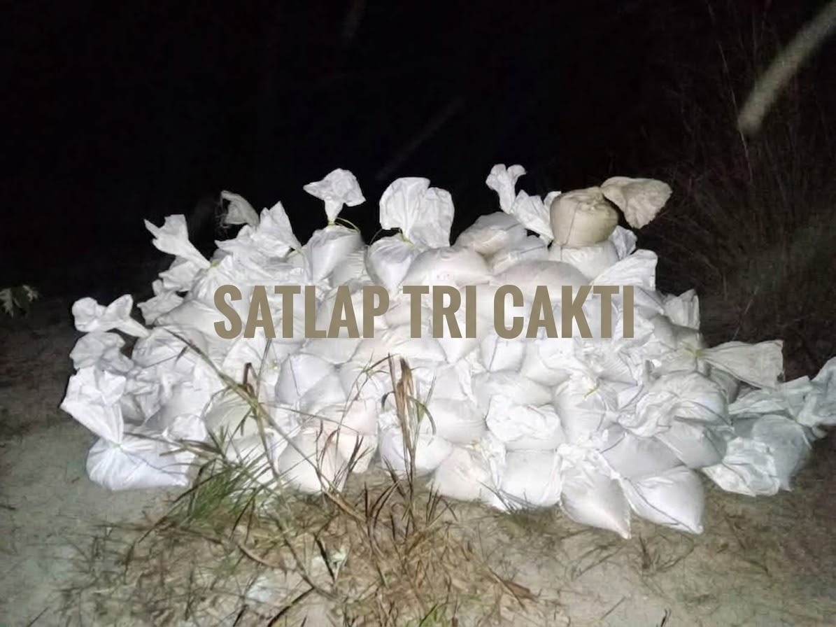 SATLAP TRI CAKTI GAGALKAN PENYELUNDUPAN 175 KARUNG TIMAH SENILAI Rp1,4 MILIAR DI PANTAI MUNSANG
