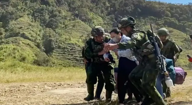 ISTRI SOPIR KORBAN KKB DIEVAKUASI DUA HELIKOPTER TNI