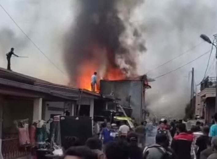KOBARAN API LALAP 5 RUMAH DI JANTUNG KOTA SIDIKALANG