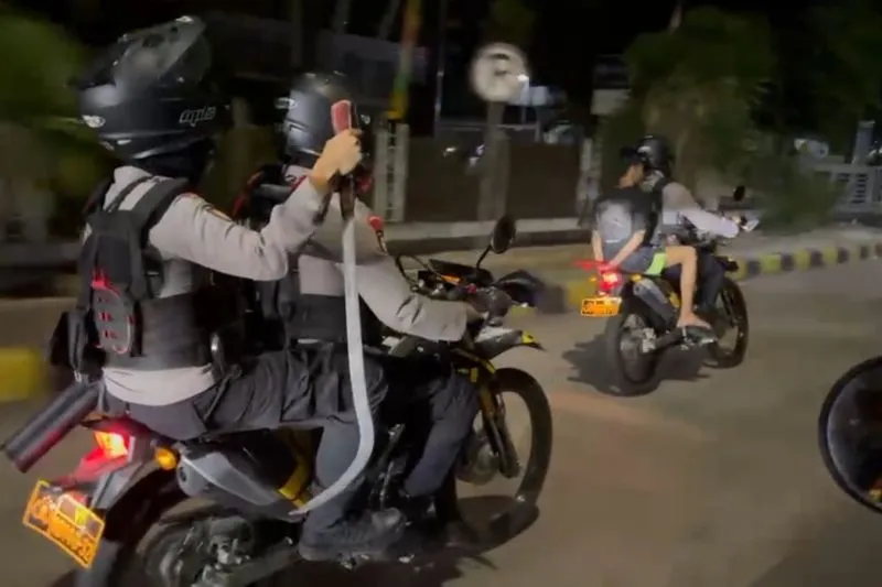 PATROLI GABUNGAN BRIMOB DAN POLRES JAKTIM GAGALKAN TAWURAN DUA REMAJA DIBEKUK CELURIT DISITA DI CAKUNG