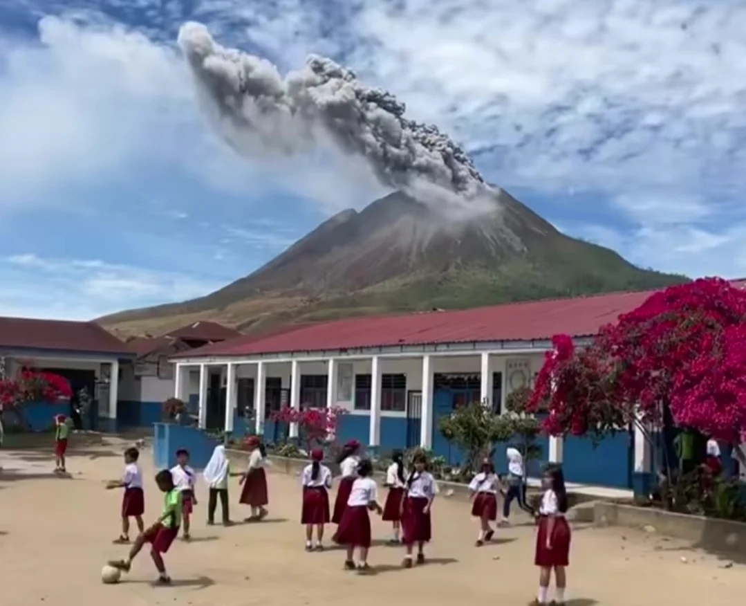 IRONIS, SEOLAH TAK TERJADI APA-APA, ANAK-ANAK TETAP SEKOLAH DI TENGAH ERUPSI SINABUNG