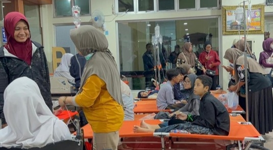 RATUSAN SANTRI SANTRIWATI PESANTREN DI SIDOARJO KERACUNAN MBG