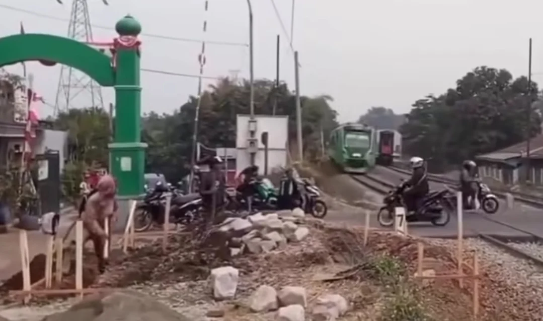 PALANG PINTU MANUAL, DETIK-DETIK 3 PEMOTOR HAMPIR TERTABRAK KERETA TEREKAM CAMERA