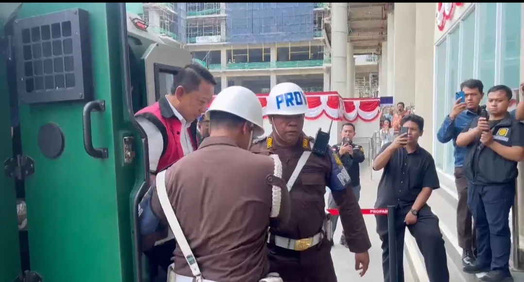 MOBIL LAPIS BAJA ANTAR FEBRIE JALANI PEMERIKSAAN KASUS TPPU DI KEJAGUNG