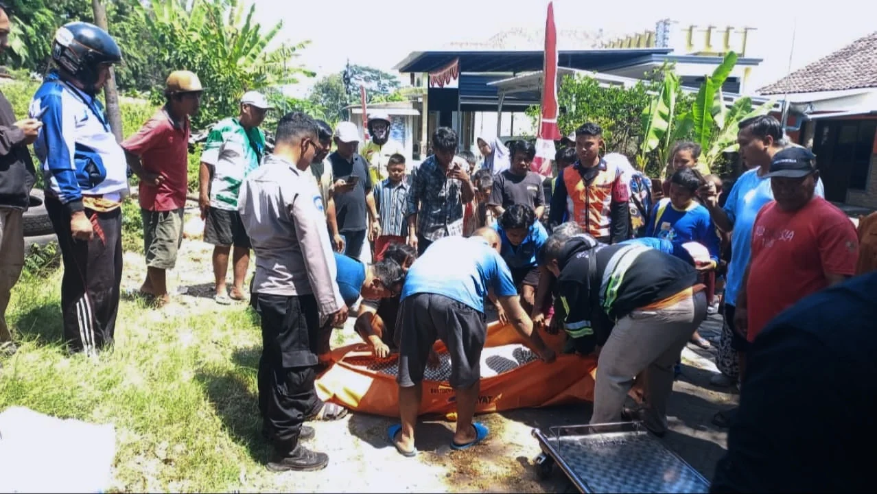 TAK SADAR KERETA DATANG, PEMOTOR MENINGGAL DUNIA USAI TERTABRAK KA TAWANG ALUN DI PROBOLINGGO