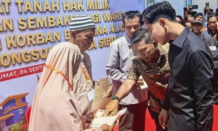 WAPRES SERAHKAN SERTIFIKAT HUNTAP UNTUK KORBAN BANJIR BANDANG DI SIBOLGA