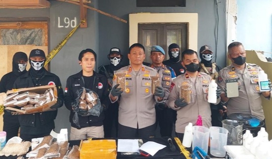 GEREBEK HOME INDUSTRI TEMBAKAU SINTETIS DI BATUJAJAR, POLISI AMANKAN 150 KG SIAP EDAR SENILAI Rp15 MILIAR