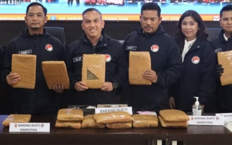 POLRESTA BOGOR KOTA GAGALKAN KIRIMAN GANJA 18 KILOGRAM DAN RIBUAN PIL DOUBLE L KE SIDOARJO