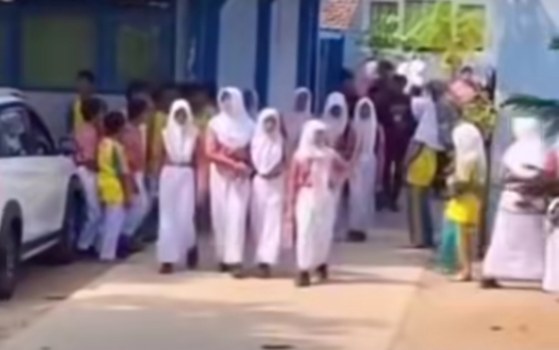 RATUSAN SISWA 2 SEKOLAH MENENGAH PERTAMA DI GEMBONG PATI DIDUGA KERACUNAN MBG