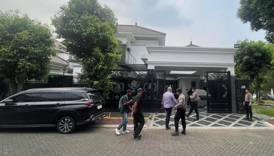 KPK GELEDAH RUMAH ANGGOTA POLRI YAYAT SUDRAJAT DI CIBUBUR, BURU JEJAK SUAP BUPATI BEKASI