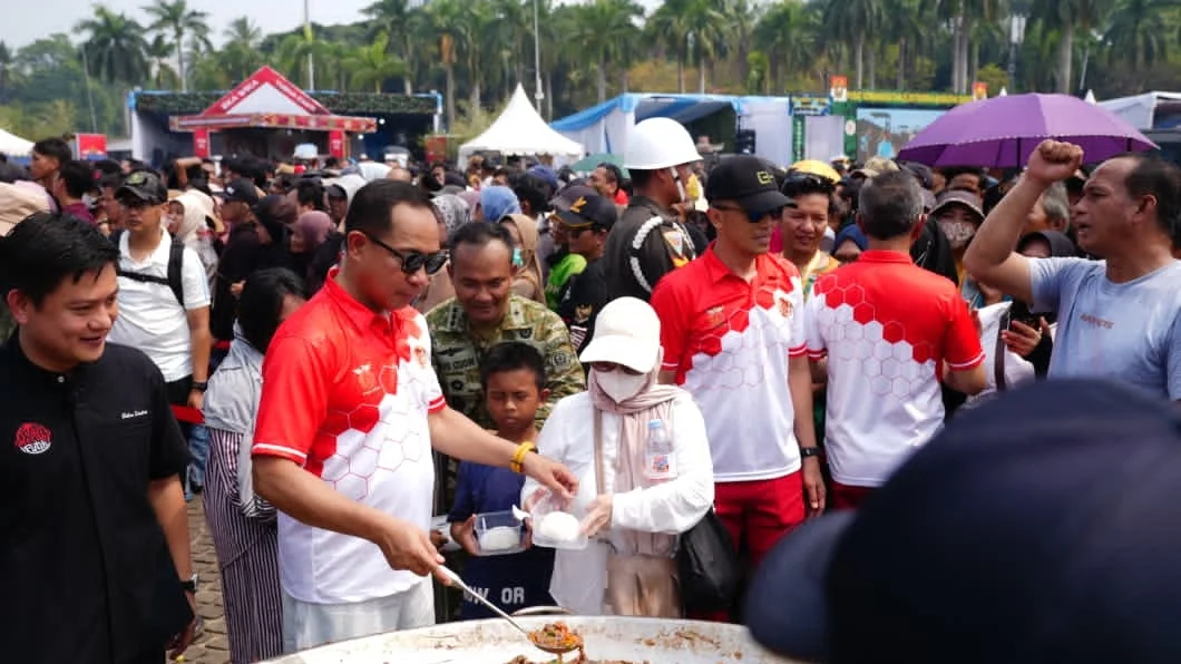 TNI BAGI 22.000 PORSI MAKAN GRATIS DI MONAS, UMKM IKUT KECIPRAK BERKAH HUT KE-81