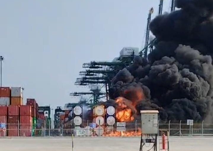 KEBAKARAN NPCT1 TANJUNG PRIOK MASUK TAHAP PENDINGINAN, DIPASTIKAN NIHIL KORBAN JIWA