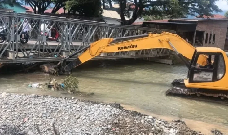 BWS SUMATERA I GERAK CEPAT BERSIHKAN MATERIAL BANJIR BANDANG DI ACEH TENGGARA, KERAHKAN ESKAVATOR DI JEMBATAN PULO LATONG