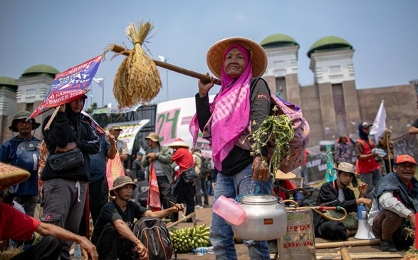 RIBUAN MASSA PERINGATI HARI TANI DI DEPAN DPR, BAWA SAYUR-MAYUR DESAK REFORMA AGRARIA SEJATI