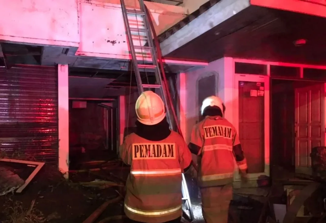 ‎KEBAKARAN LAHAP RUMAH TINGGAL DI RAWAMANGUN, 12 UNIT DAMKAR DAN 60 PERSONEL DIKERAHKAN