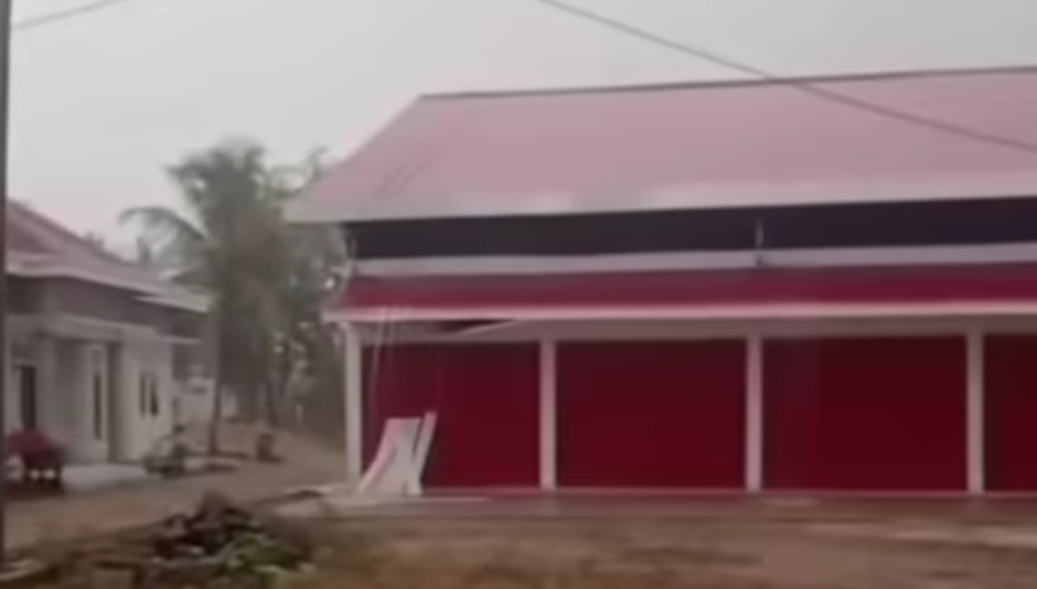 BARU DIBANGUN SUDAH RUSAK, BANGUNAN KOPDES WARINGIN SARI TIMUR AMBRUK DIGUYUR HUJAN SEBELUM OPERASIONAL