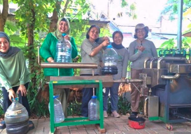 KARTINI BEKASI SULAP SAMPAH PLASTIK JADI BBM DARI BANK SAMPAH GEMPITA UNTUK LAWAN KRISIS SAMPAH