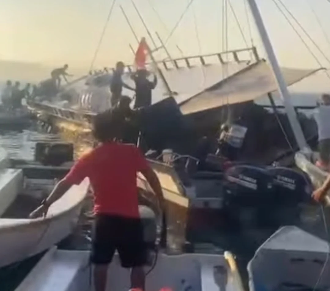 KAPAL PINISI YUKAI TENGGELAM DI PERAIRAN PULAU SETURE LABUAN BAJO 13 WISATAWAN DAN 6 KRU SELAMAT