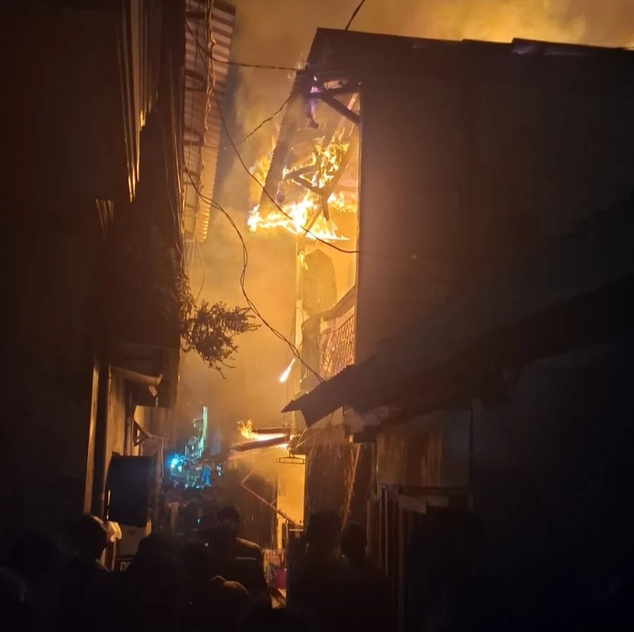 RUMAH DI PETAMBURAN JAKARTA PUSAT HANGUS DILALAP API 6 MOBIL DAMKAR DIKERAHKAN