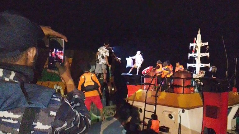 KAPAL KEBOCORAN DI PERAIRAN PURIRI, TIM SAR GABUNGAN EVAKUASI SELAMAT 8 KORBAN LCT CAHAYA PERMATA HATI