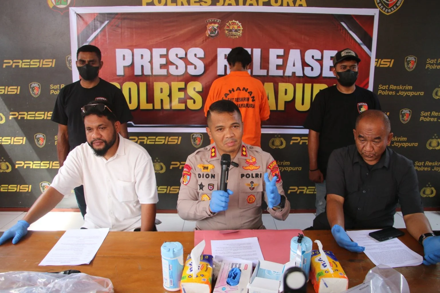 KURANG DARI 24 JAM, POLRES JAYAPURA UNGKAP KASUS PEMBUANGAN BAYI DI KALI KOMBA DAN BEKUK IBU KANDUNG