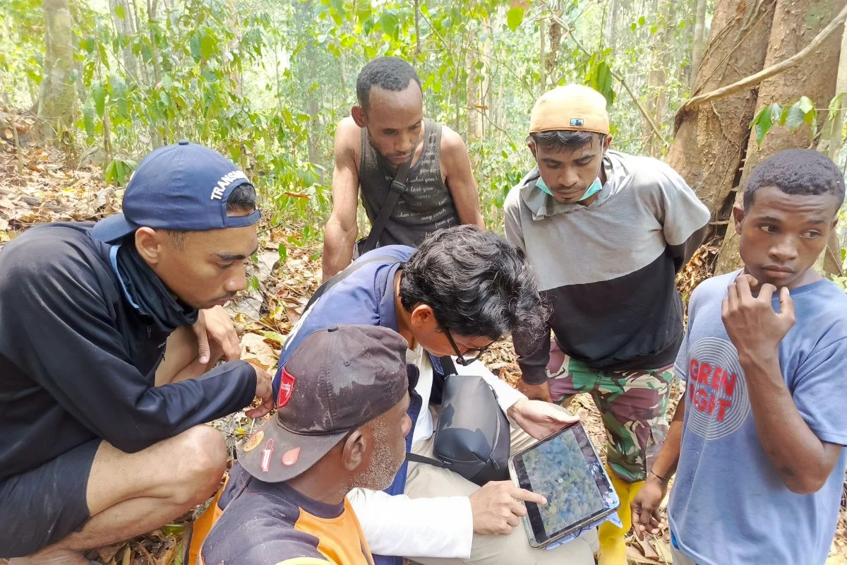 MANFAATKAN TEKNOLOGI DRONE, TIM PATRIOT UNHAS BERSAMA WARGA KENDALIKAN KARHUTLA DI FAKFAK TIMUR