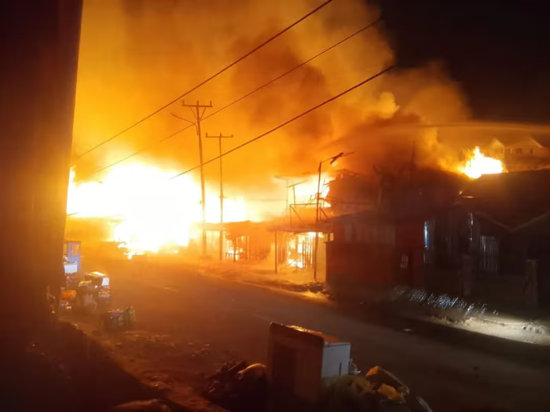 PASAR PANIAI TIMUR TERBAKAR HEBAT, POLDA PAPUA TENGAH EVAKUASI 11 KORBAN JIWA DAN OLAH TKP