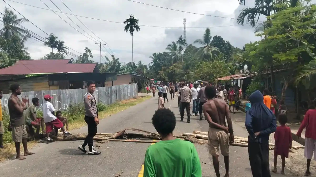 PASTIKAN ISU PENCULIKAN ANAK DI MIMIKA TENGAH HOAKS, POLSEK MIMIKA TIMUR MEDIASI WARGA DAN BUKA PEMALANGAN JALAN