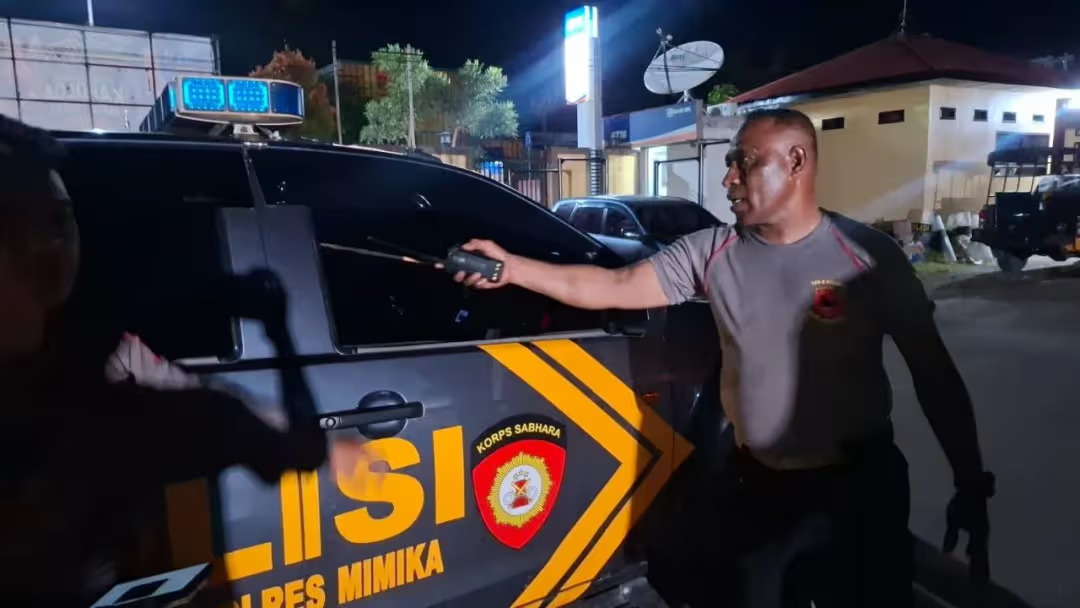 PATROLI CIPTA KONDISI DI KWAMKI NARAMA DISERANG PANAH, POLRES MIMIKA TEGASKAN TINDAK PIDANA BAWA SAJAM