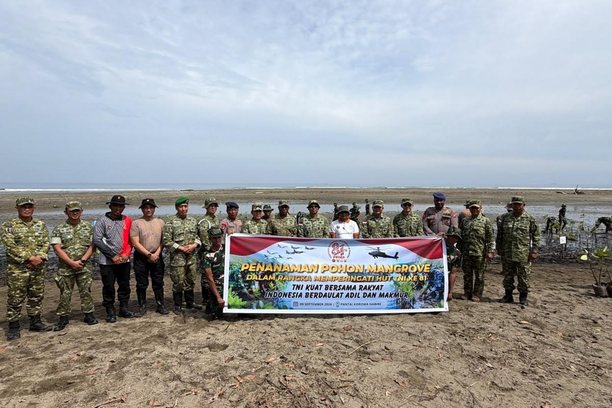 PERINGATI HUT KE-81 TNI, 200 PERSONEL GABUNGAN DAN WARGA TANAM 500 MANGROVE DI PANTAI KOROWA NABIRE