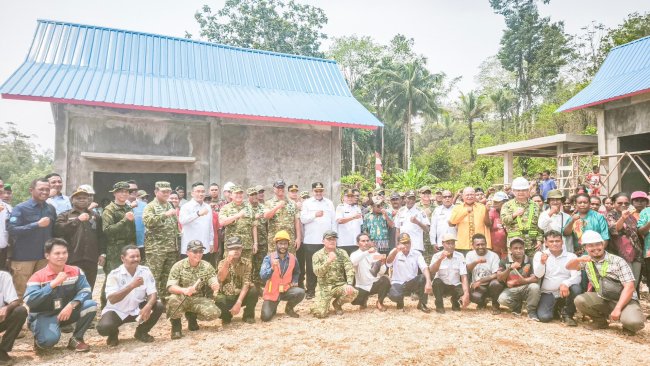 PERKUAT PERTAHANAN WILAYAH DAN PEREKONOMIAN PESISIR, WAKIL PANGLIMA TNI TINJAU PEMBANGUNAN YONIF TP 859 SERTA KAMPUNG NELAYAN MERAH PUTIH DI BIAK DAN SUPIORI