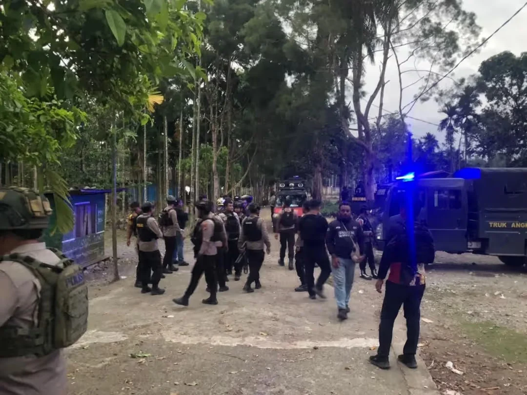 PERSONEL GABUNGAN POLRES MIMIKA GELAR RAZIA SKALA BESAR DAN BONGKAR TENDA PERANG DI KWAMKI NARAMA