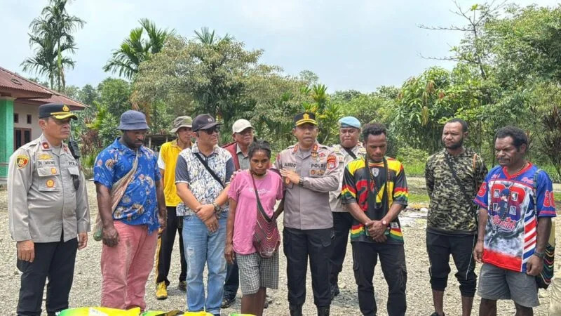 PULIH PASCA-PERAWATAN, KORBAN PENYANDERAAN DI MIMIKA DISERAHKAN SATGAS DAMAI CARTENZ KEPADA KELUARGA