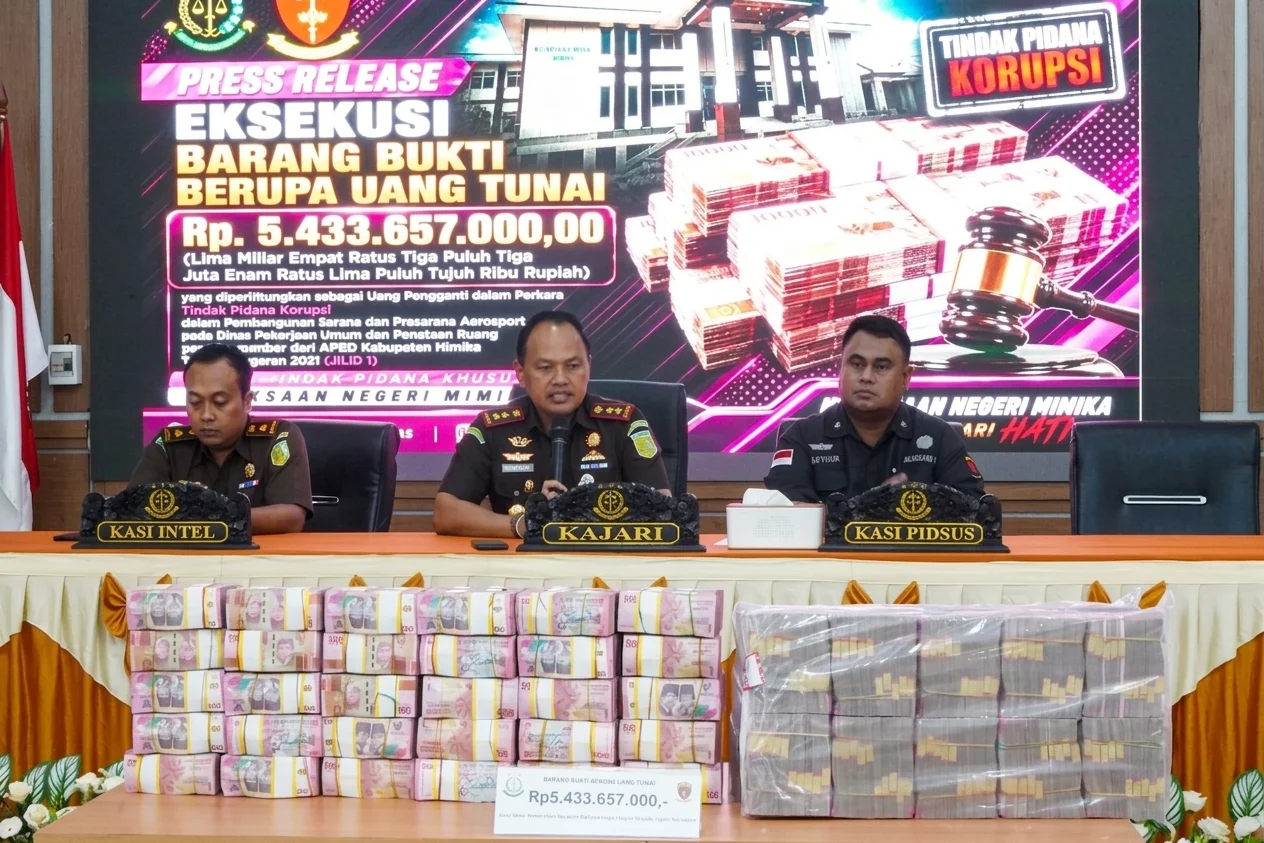 PULIHKAN KERUGIAN NEGARA, KEJARI MIMIKA SETOR RP5,43 MILIAR DARI KASUS KORUPSI AEROSPORT KE KAS NEGARA