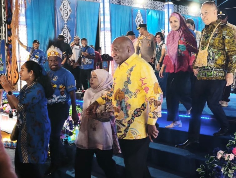 RESMI DITUTUP GUBERNUR FAKHIRI, FESTIVAL DANAU SENTANI XV SUKSES BERGERAK JADI WADAH EKONOMI DAN PELESTARIAN BUDAYA