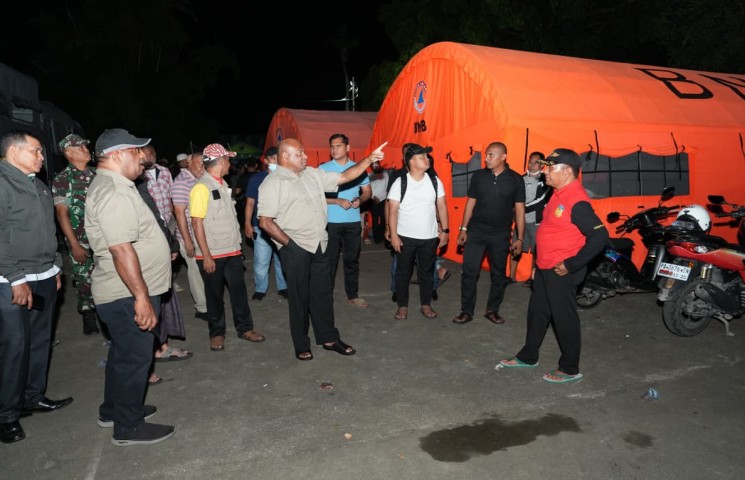 SAMBANGI TENDA DARURAT KEBAKARAN DOK V, GUBERNUR DAN WAGUB PAPUA PASTIKAN PEMENUHAN KEBUTUHAN 3.200 JIWA PENGUNGSI