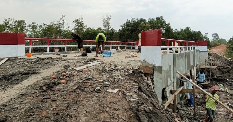 SAMBUNG AKSES PERTANIAN KURIK, PEMBANGUNAN JEMBATAN ARAMCO KARYA BAKTI TNI AD CAPAI 95 PERSEN