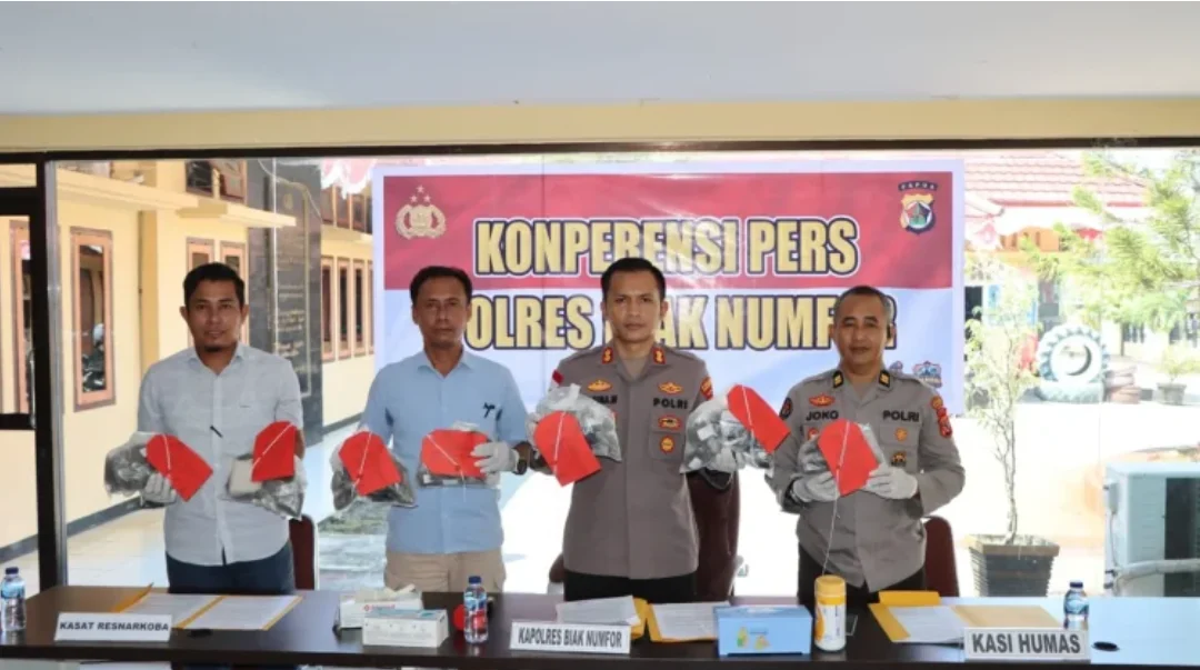 GAGALKAN PENYELUNDUPAN JALUR LAUT, SATRESNARKOBA POLRES BIAK NUMFOR SITA 1 KG GANJA DAN AMANKAN DUA PENGEDAR